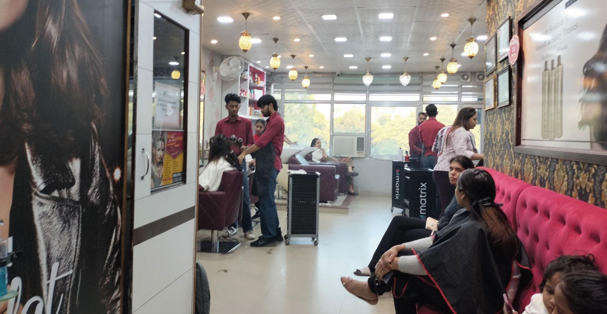 How to Start Beauty Parlour in India?